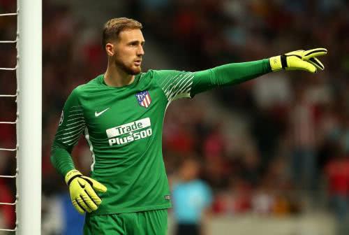  奥格斯堡门将神勇发挥，多次扑救保住平局果实